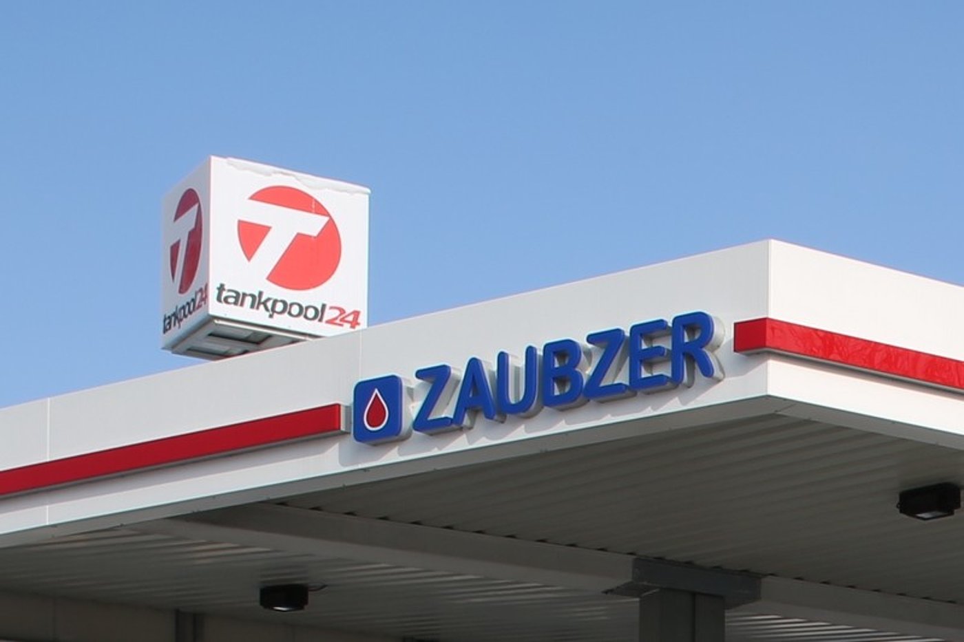 Tankstellen-Werbeschilder von Zaubzer und tankpool24
